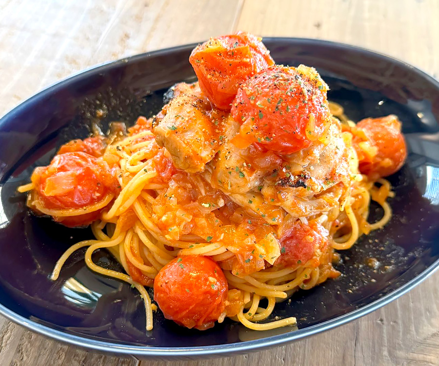 フルーツトマトと鶏肉のトマト煮込みパスタ