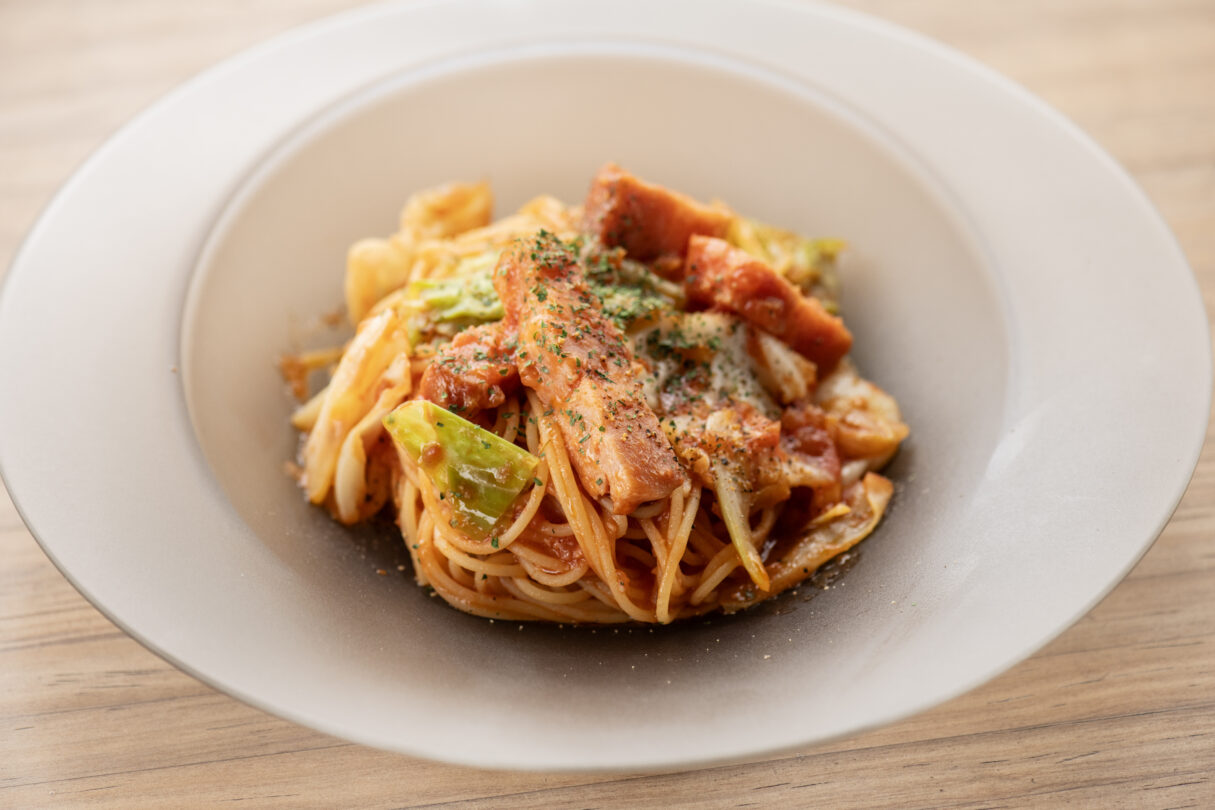 春キャベツと燻製ベーコンのトマトパスタ