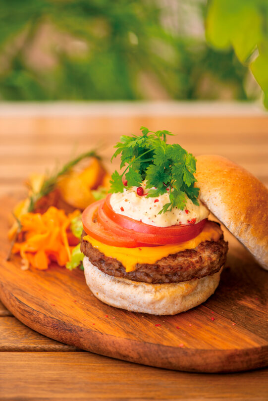 100％ビーフのグラハムコテバーガー/ポテト付き　¥1,300　ドリンクセット　¥1,500