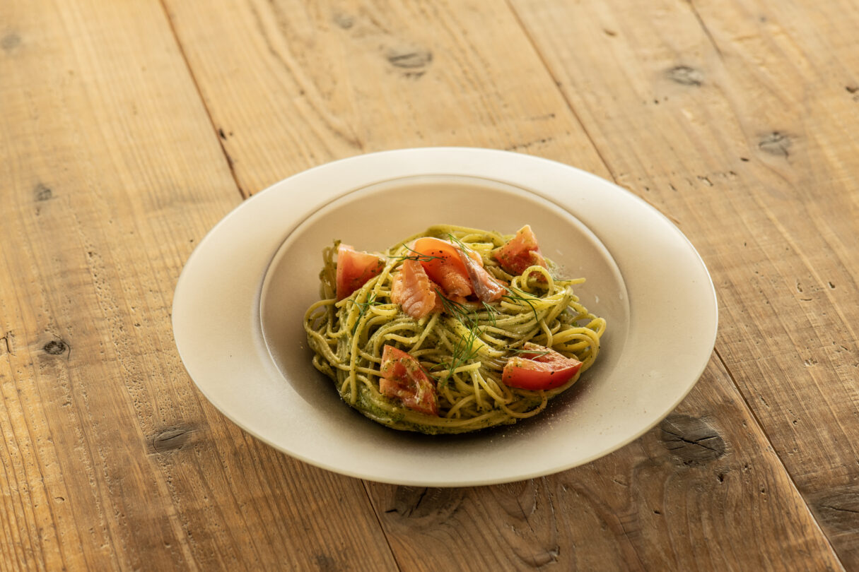 スモークサーモンのバジルクリームパスタ
